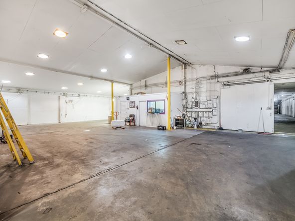 ±86,000 SF High Exposure Industrial Building on 2.42 Acres : 661 L St, Sanger, CA 93657